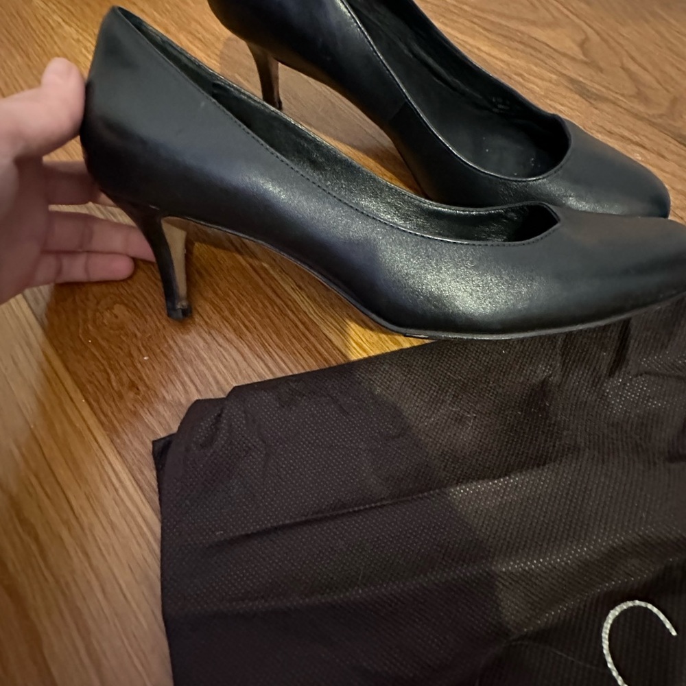 Black leather pump